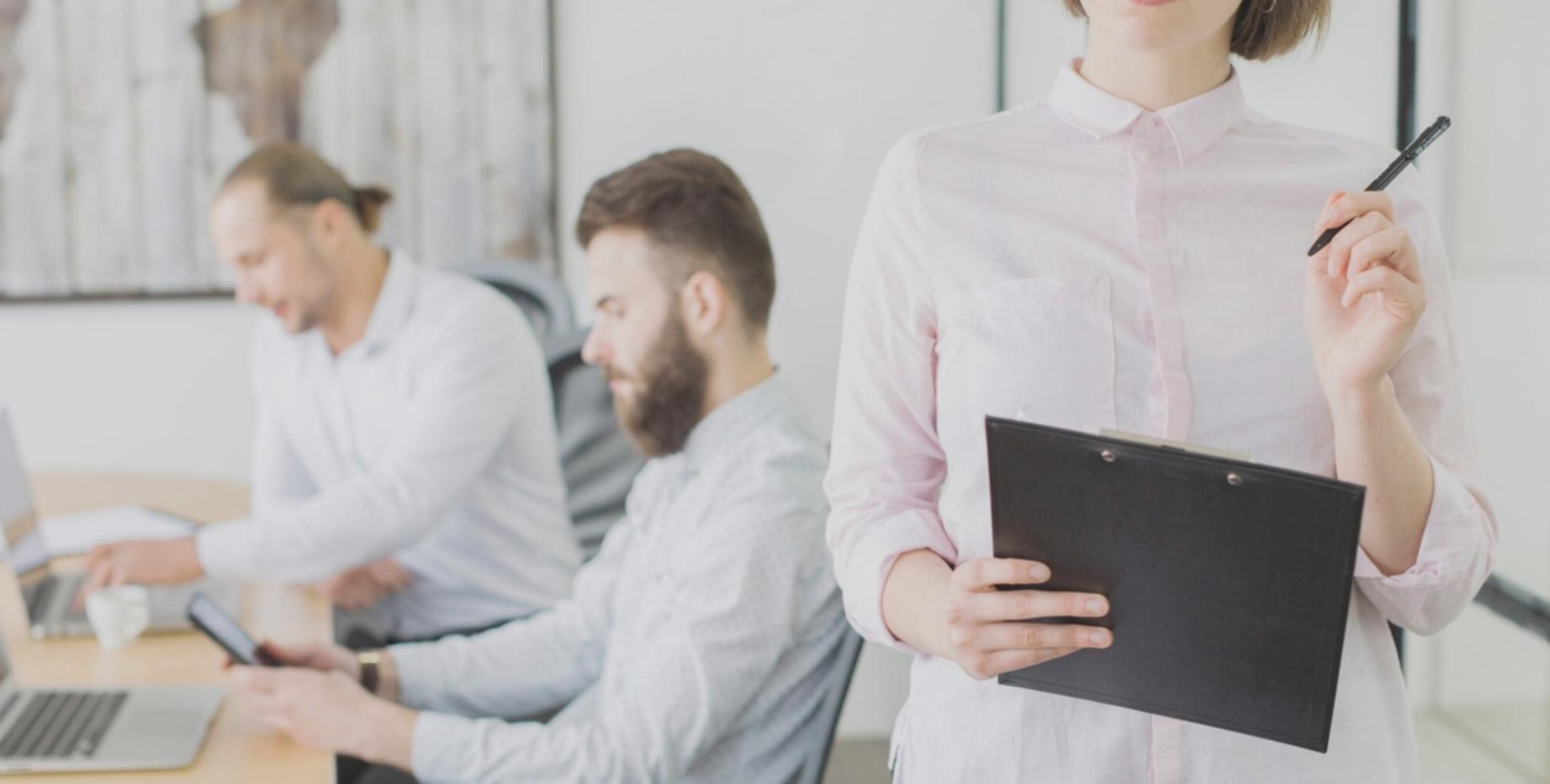 Groupe d'entrepreneurs collaborant autour d'une table avec ordinateurs et documents